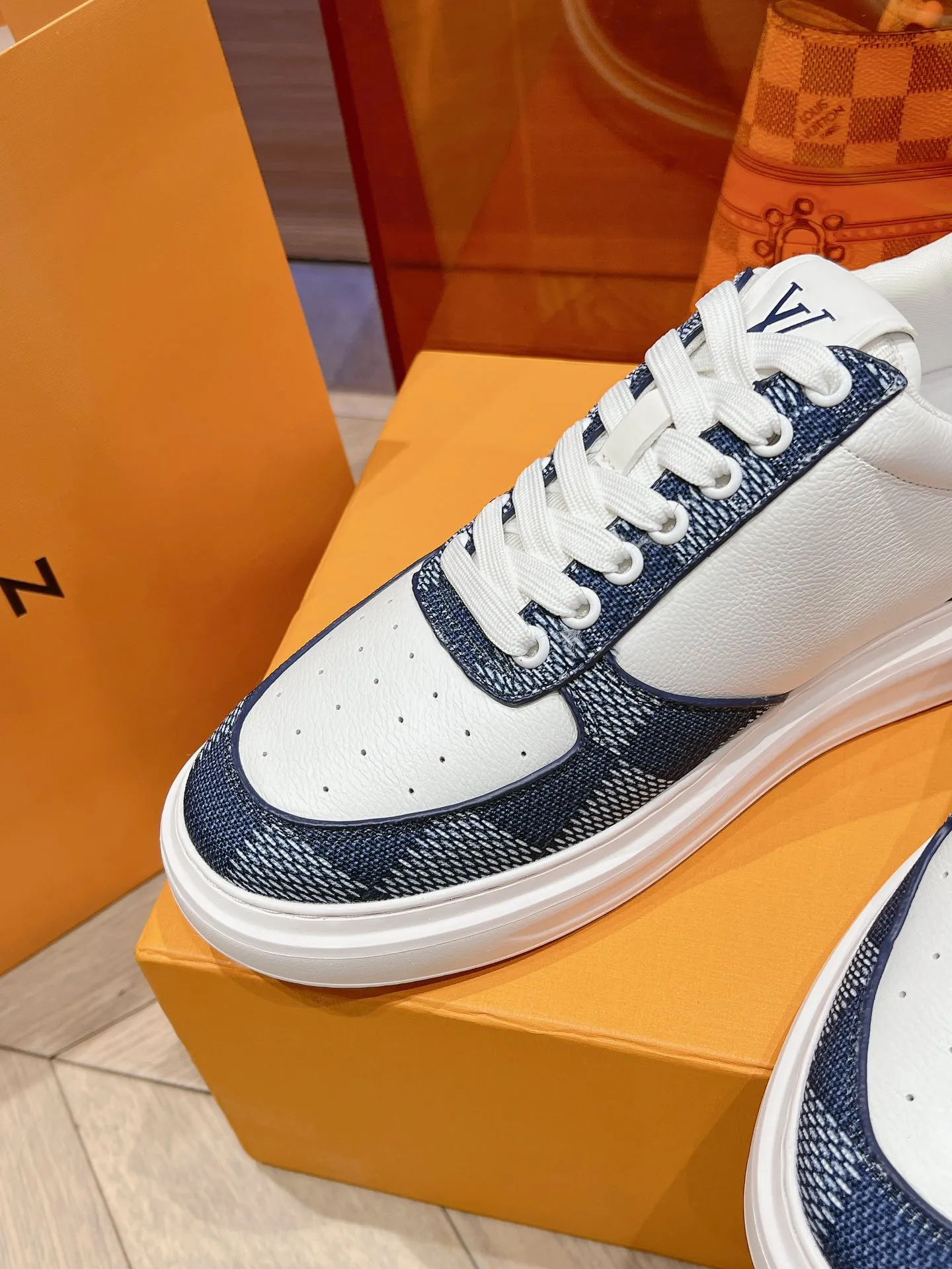👟👟Ex-factory price 680👟👟 New LV white shoes for men, checkerboard series, plaid color matching, pure cowhide, 3D printed breathable holes, men's casual business travel shoes👟full of comfort, size: 37-45